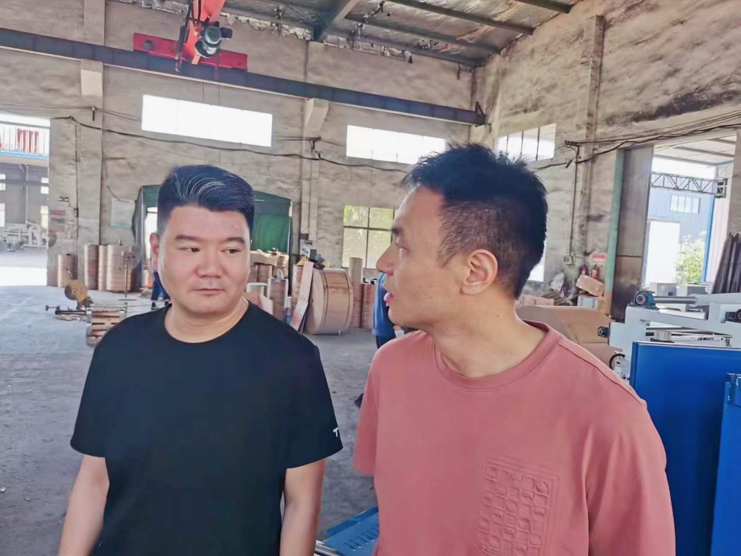熱烈歡迎西工大趙盼博士后、教授帶領(lǐng)科研團(tuán)隊(duì)到上高縣雙新紙桶設(shè)備有限公司考察，雙方就全自動(dòng)鐵箍紙桶設(shè)備流水線(xiàn)的研發(fā)達(dá)成了初步的意向。